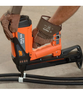 Монтаж скобы для труб P-Clip газовым монтажным пистолетом